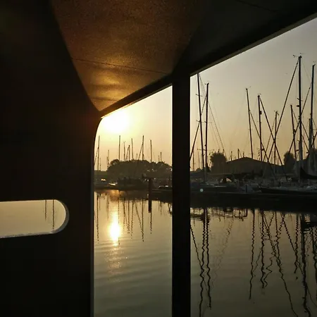 Wohnboot 'tinyfloat' In Ijsselmeer * Andijk