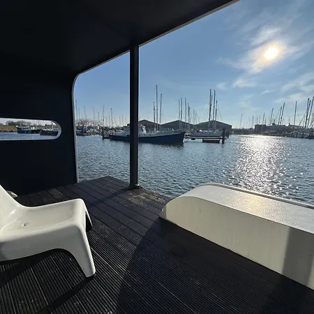 Wohnboot 'tinyfloat' In Ijsselmeer